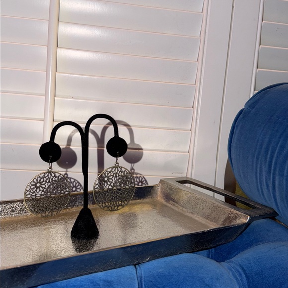 Jewelry - Elegant Gold Flower Earrings